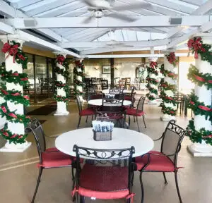 restaurant christmas table decor